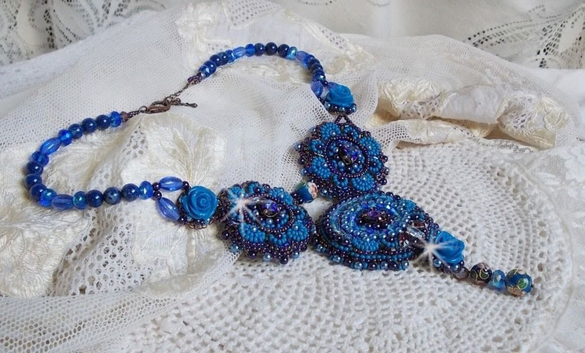 Plastron-Halskette Roses Bleues Royales mit Swarovski-Kristallen und Rocailles