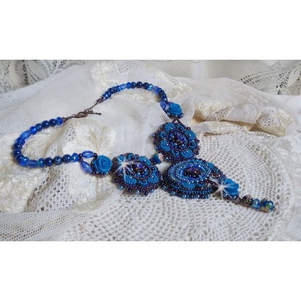 Plastron-Halskette Roses Bleues Royales mit Swarovski-Kristallen und Rocailles