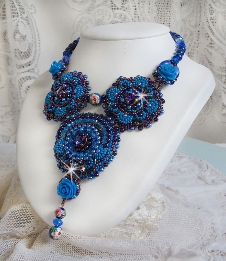 Plastron-Halskette Roses Bleues Royales mit Swarovski-Kristallen und Rocailles