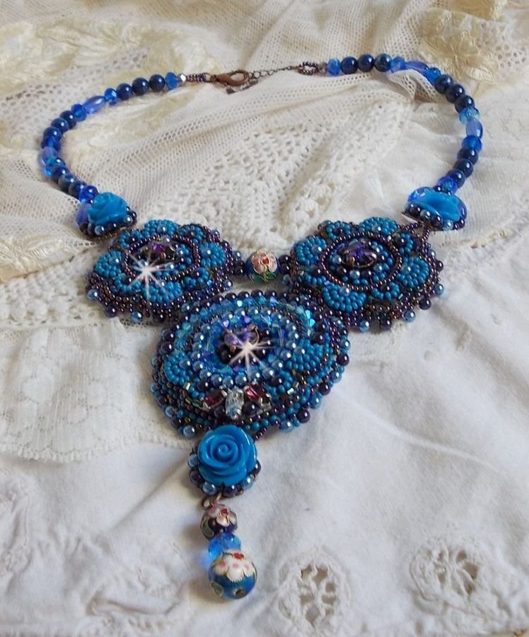 Plastron-Halskette Roses Bleues Royales mit Swarovski-Kristallen und Rocailles
