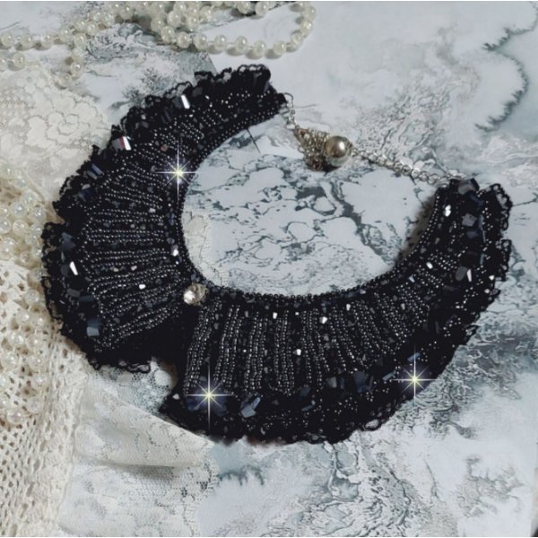 Plastron-Halskette f&uuml;r Abendgarderobe, bestickt mit Swarovski-Kristallen und schwarzer Spitze in Haute-Couture-Optik