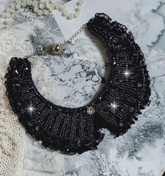Plastron-Halskette f&uuml;r Abendgarderobe, bestickt mit Swarovski-Kristallen und schwarzer Spitze in Haute-Couture-Optik