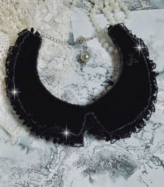 Plastron-Halskette f&uuml;r Abendgarderobe, bestickt mit Swarovski-Kristallen und schwarzer Spitze in Haute-Couture-Optik