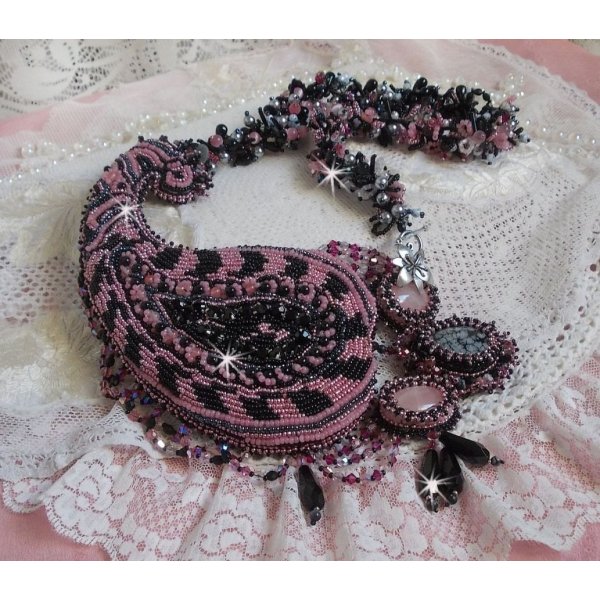 Plastrron-Halskette Ville d'un Soir Noir et Rose, ein Lichtreflex bestickt mit Quarzen und Swarovski-Kristallen