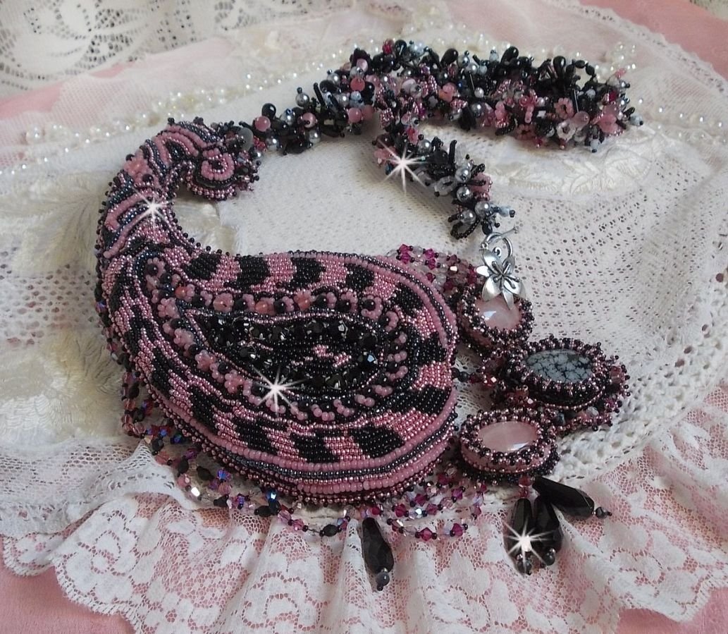 Plastrron-Halskette Ville d'un Soir Noir et Rose, ein Lichtreflex bestickt mit Quarzen und Swarovski-Kristallen