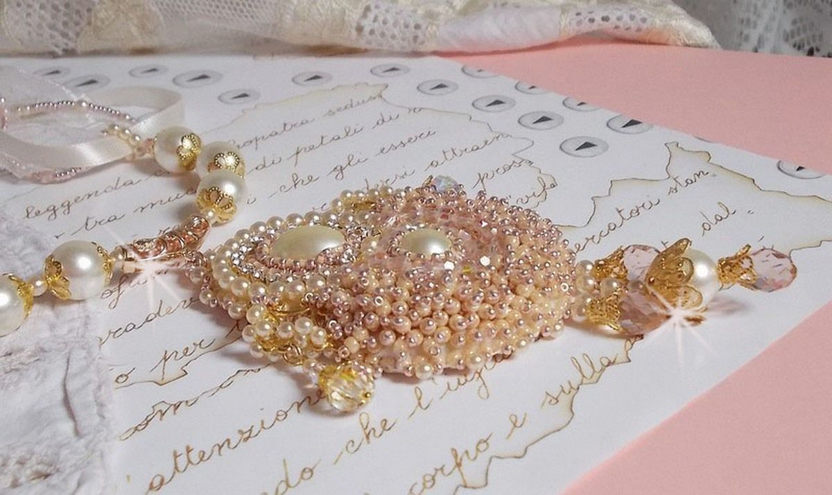 Reispulver-Halskette bestickt mit Swarovski-Kristallen , vergoldeten Accessoires, Perlmuttperlen und Rocailles