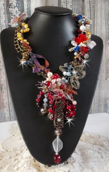Collier Printemps Color&eacute; avec des cristaux de Swarovski, et des perles diverses