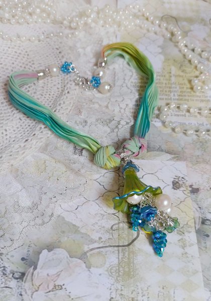 Collier Regard Scintillant cr&eacute;&eacute; avec fleurs acryliques, ruban de soie, cha&icirc;ne en argent et perles Cristal Swarovski