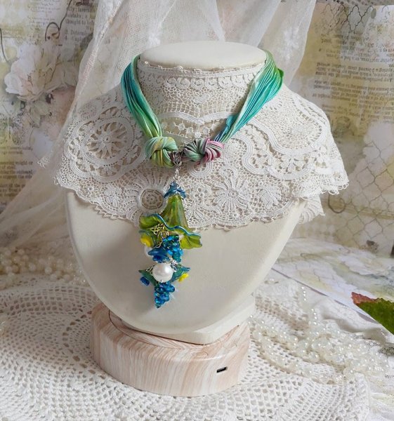 Collier Regard Scintillant cr&eacute;&eacute; avec fleurs acryliques, ruban de soie, cha&icirc;ne en argent et perles Cristal Swarovski