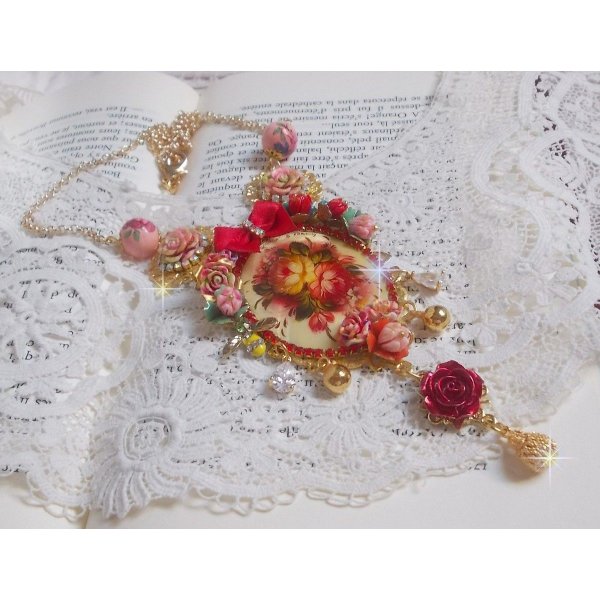 Collier Roseraie Proven&ccedil;ale cr&eacute;e avec des perles en verre, c&eacute;ramique, r&eacute;sine, des accessoires en plaqu&eacute; Or et autres avec un n&oelig;ud en satin Rouge