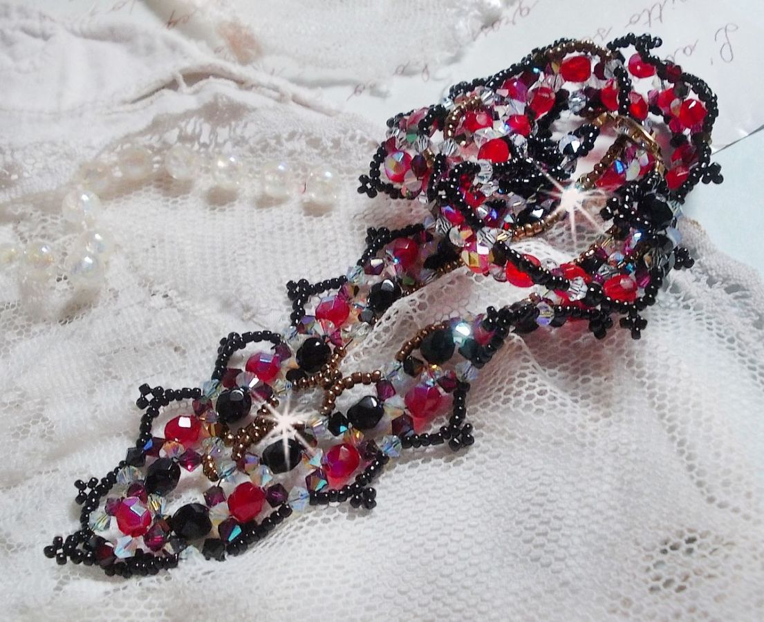 Ruby and Black Halskette mit Facetten und Kreiseln aus Swarovski-Kristall