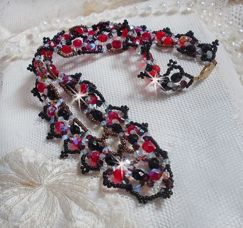 Ruby and Black Halskette mit Facetten und Kreiseln aus Swarovski-Kristall