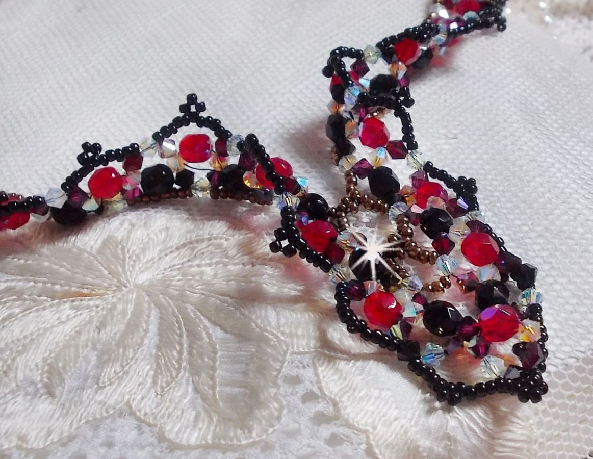 Ruby and Black Halskette mit Facetten und Kreiseln aus Swarovski-Kristall