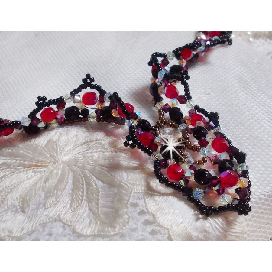 Ruby and Black Halskette mit Facetten und Kreiseln aus Swarovski-Kristall