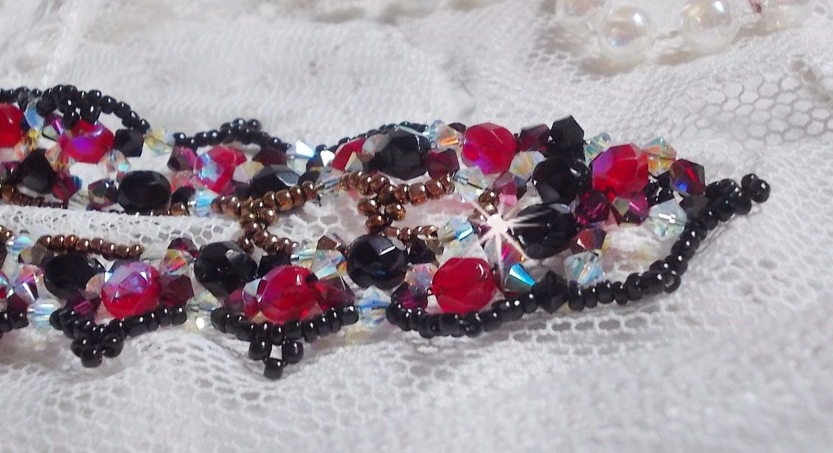 Ruby and Black Halskette mit Facetten und Kreiseln aus Swarovski-Kristall