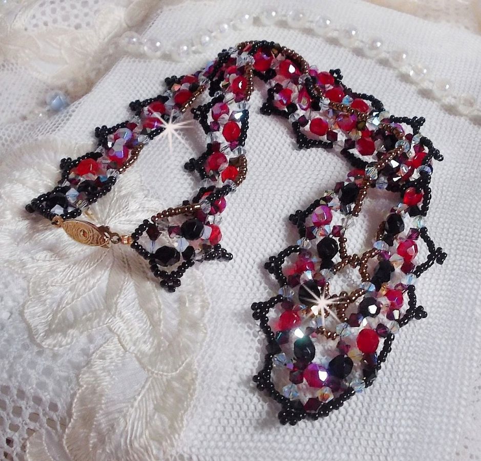 Ruby and Black Halskette mit Facetten und Kreiseln aus Swarovski-Kristall