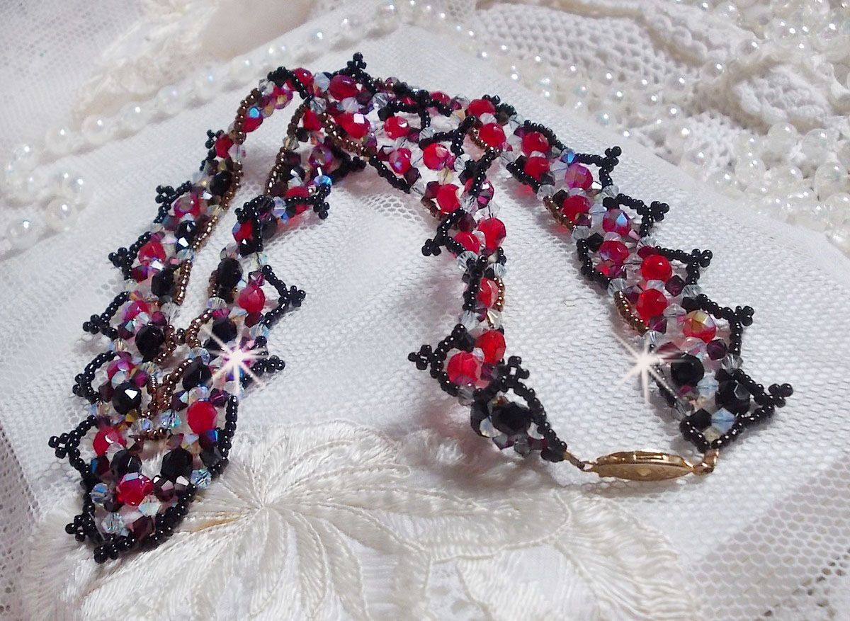 Ruby and Black Halskette mit Facetten und Kreiseln aus Swarovski-Kristall