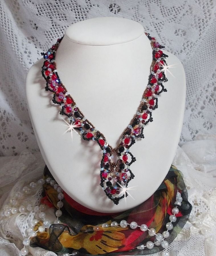 Ruby and Black Halskette mit Facetten und Kreiseln aus Swarovski-Kristall