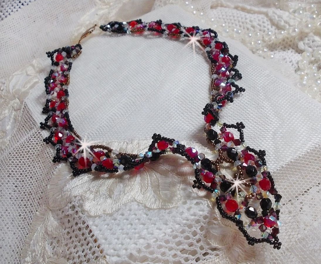 Ruby and Black Halskette mit Facetten und Kreiseln aus Swarovski-Kristall