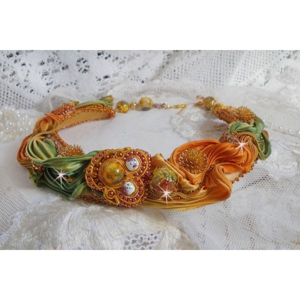 Rumba Haute-Couture-Halskette, bestickt mit Seiden-Shibori, Soutache und Swaroski-Kristallen