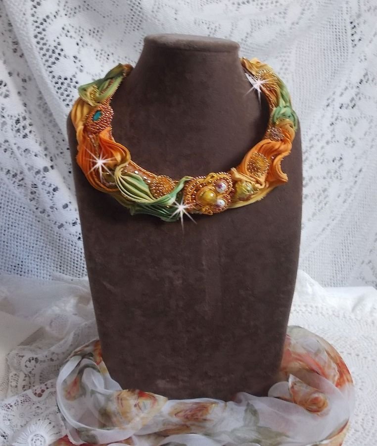 Rumba Haute-Couture-Halskette, bestickt mit Seiden-Shibori, Soutache und Swaroski-Kristallen