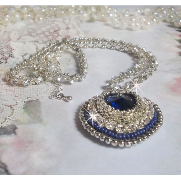 Saphirblau bestickte Halskette mit einem Herz aus Swarovski-Kristall, silbernen Miyuki-Rocailles, Chatons, einem Verschluss und einer Verl&auml;ngerungskette aus Silber 925/1000