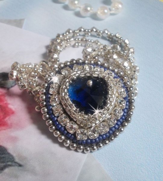 Saphirblau bestickte Halskette mit einem Herz aus Swarovski-Kristall, silbernen Miyuki-Rocailles, Chatons, einem Verschluss und einer Verl&auml;ngerungskette aus Silber 925/1000