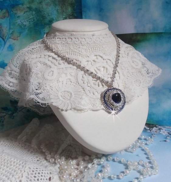 Saphirblau bestickte Halskette mit einem Herz aus Swarovski-Kristall, silbernen Miyuki-Rocailles, Chatons, einem Verschluss und einer Verl&auml;ngerungskette aus Silber 925/1000