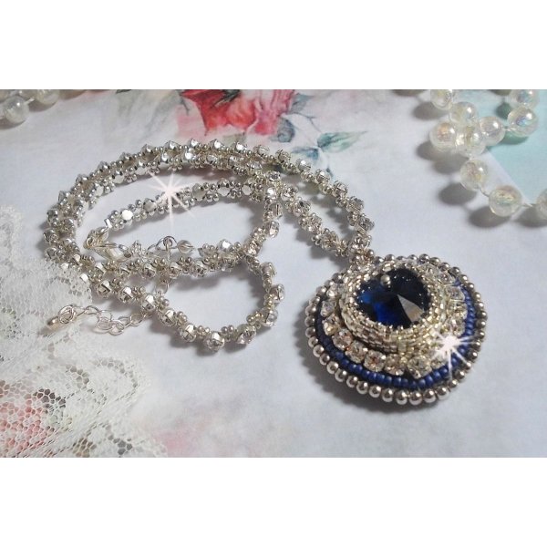 Saphirblau bestickte Halskette mit einem Herz aus Swarovski-Kristall, silbernen Miyuki-Rocailles, Chatons, einem Verschluss und einer Verl&auml;ngerungskette aus Silber 925/1000