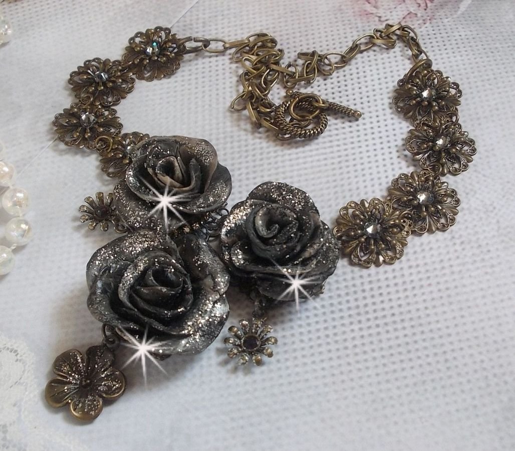 Steampunk Queen Halskette kreiert mit Rosen in schwarzem und braunem Porzellan, Kristall-Cabochons und bronzefarbenen Accessoires.