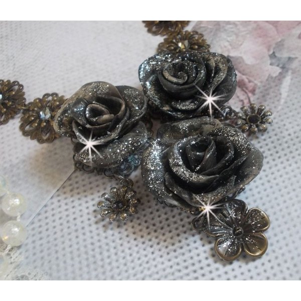 Steampunk Queen Halskette kreiert mit Rosen in schwarzem und braunem Porzellan, Kristall-Cabochons und bronzefarbenen Accessoires.