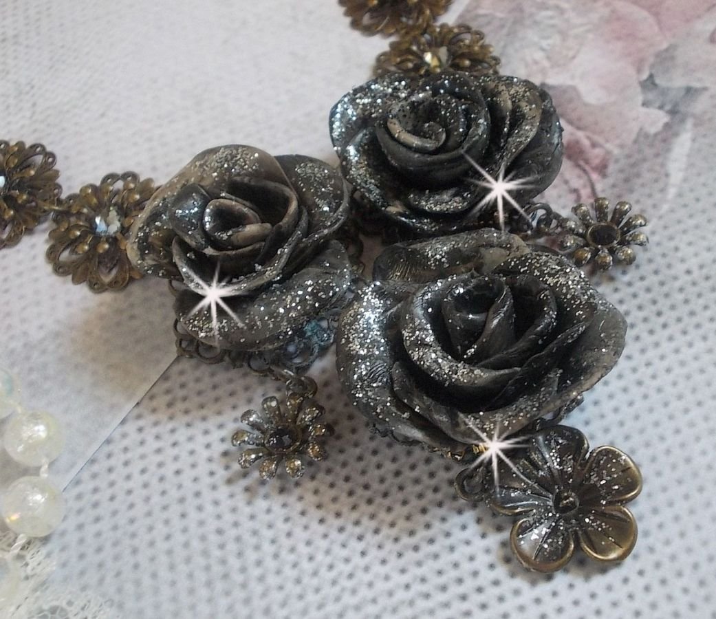 Steampunk Queen Halskette kreiert mit Rosen in schwarzem und braunem Porzellan, Kristall-Cabochons und bronzefarbenen Accessoires.