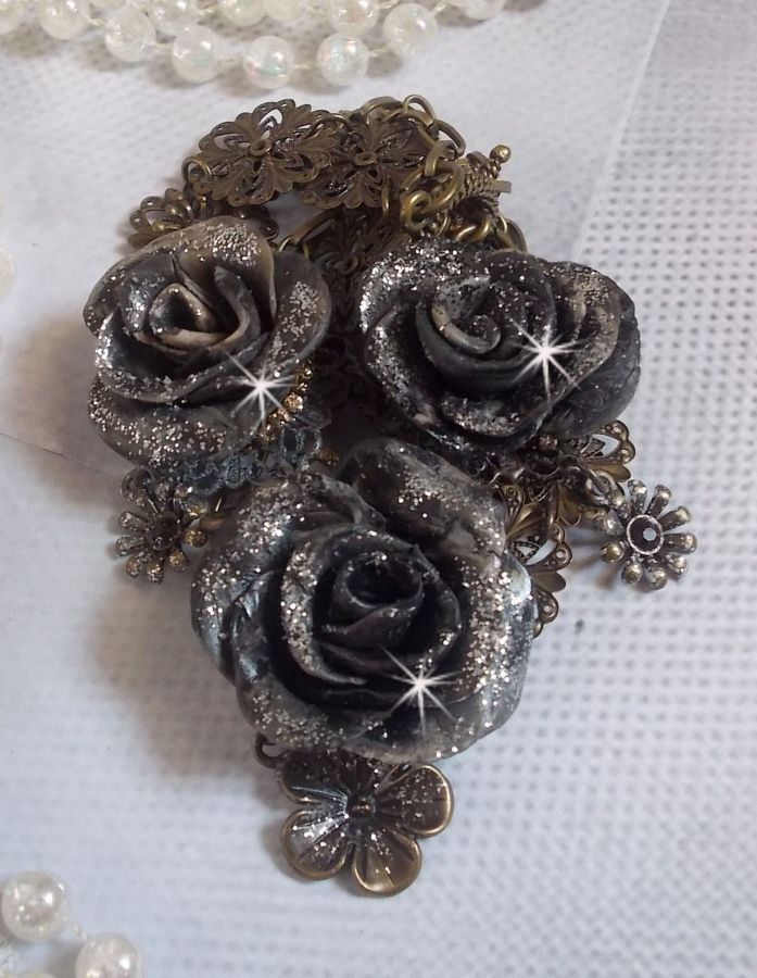 Steampunk Queen Halskette kreiert mit Rosen in schwarzem und braunem Porzellan, Kristall-Cabochons und bronzefarbenen Accessoires.