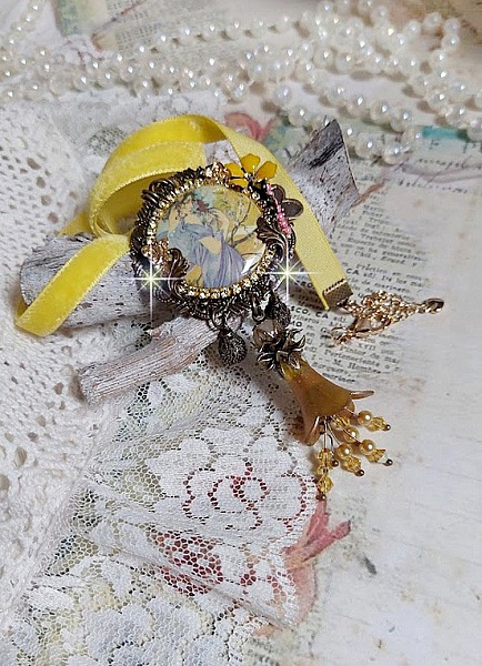 Collier Sunny Side mont&eacute; avec cabochon en r&eacute;sine repr&eacute;sentant une femme en robe Mauve avec un oiseau, cristaux, fleur &eacute;poxy, ruban, Jade en pierre de gemme, breloques aux couleurs Jaune et Bronze