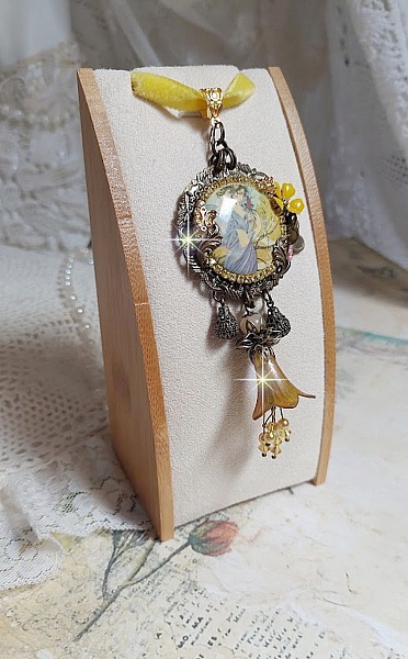 Collier Sunny Side mont&eacute; avec cabochon en r&eacute;sine repr&eacute;sentant une femme en robe Mauve avec un oiseau, cristaux, fleur &eacute;poxy, ruban, Jade en pierre de gemme, breloques aux couleurs Jaune et Bronze