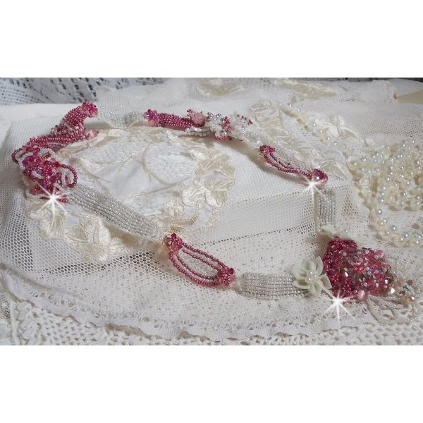 Collier Rose des Sables brodé avec des rocailles roses, blanc nacré et des cristaux de Swarovski