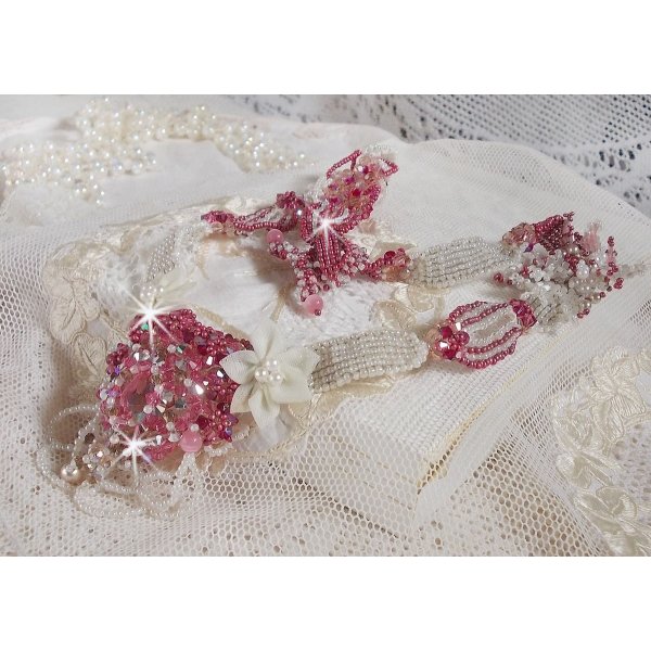 Collier Rose des Sables brod&eacute; avec des rocailles roses, blanc nacr&eacute; et des cristaux de Swarovski