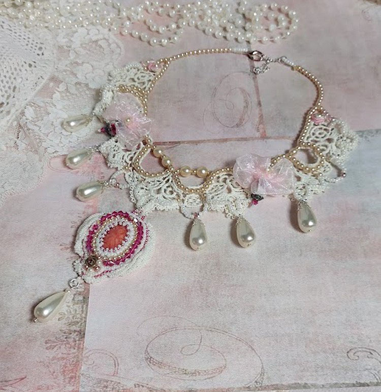 Victorianisch bestickte Valmont-Halskette mit elfenbeinfarbener Spitze, Perlmuttperlen und Swarovski-Kristallen