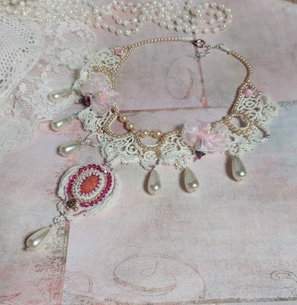Victorianisch bestickte Valmont-Halskette mit elfenbeinfarbener Spitze, Perlmuttperlen und Swarovski-Kristallen