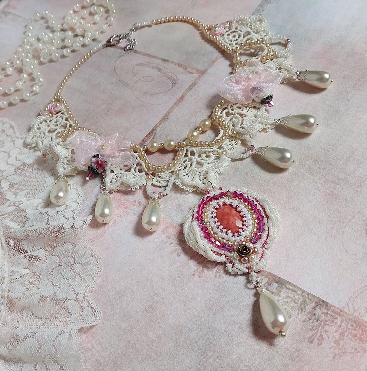 Victorianisch bestickte Valmont-Halskette mit elfenbeinfarbener Spitze, Perlmuttperlen und Swarovski-Kristallen