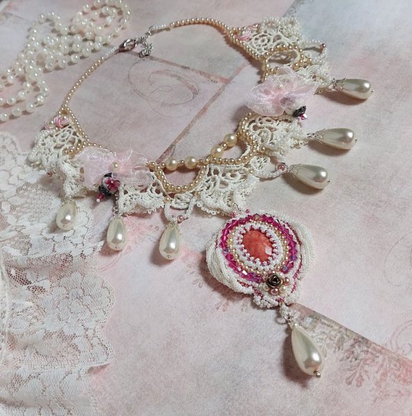 Victorianisch bestickte Valmont-Halskette mit elfenbeinfarbener Spitze, Perlmuttperlen und Swarovski-Kristallen
