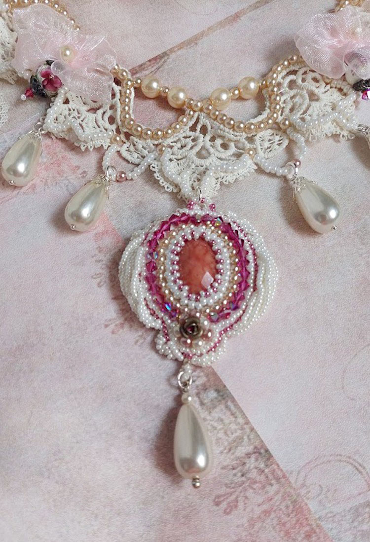 Victorianisch bestickte Valmont-Halskette mit elfenbeinfarbener Spitze, Perlmuttperlen und Swarovski-Kristallen