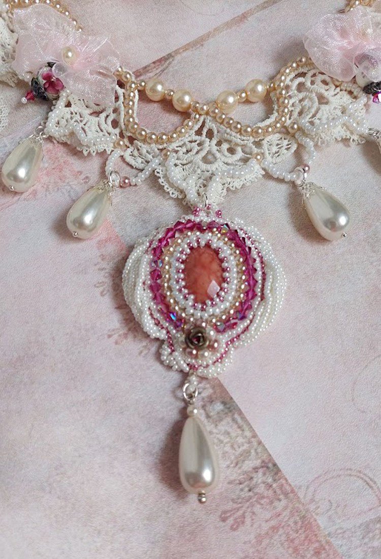 Victorianisch bestickte Valmont-Halskette mit elfenbeinfarbener Spitze, Perlmuttperlen und Swarovski-Kristallen