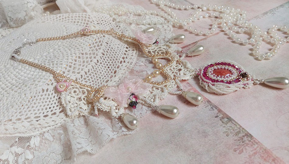 Victorianisch bestickte Valmont-Halskette mit elfenbeinfarbener Spitze, Perlmuttperlen und Swarovski-Kristallen