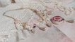 Victorianisch bestickte Valmont-Halskette mit elfenbeinfarbener Spitze, Perlmuttperlen und Swarovski-Kristallen