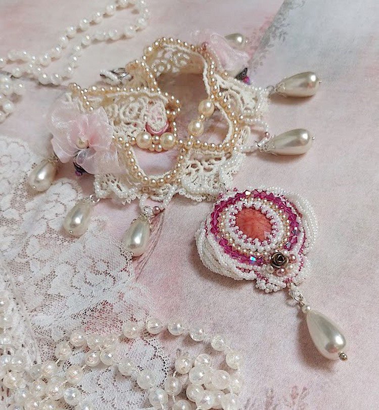 Victorianisch bestickte Valmont-Halskette mit elfenbeinfarbener Spitze, Perlmuttperlen und Swarovski-Kristallen