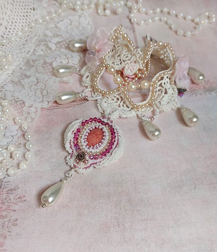 Victorianisch bestickte Valmont-Halskette mit elfenbeinfarbener Spitze, Perlmuttperlen und Swarovski-Kristallen