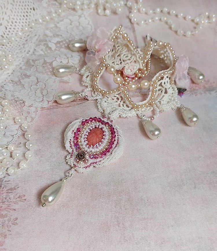 Victorianisch bestickte Valmont-Halskette mit elfenbeinfarbener Spitze, Perlmuttperlen und Swarovski-Kristallen
