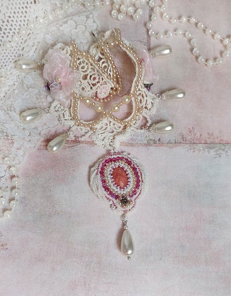 Victorianisch bestickte Valmont-Halskette mit elfenbeinfarbener Spitze, Perlmuttperlen und Swarovski-Kristallen