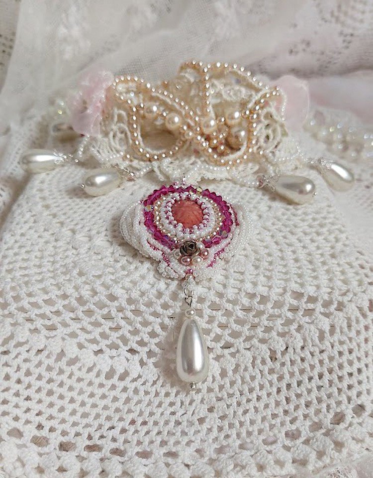 Victorianisch bestickte Valmont-Halskette mit elfenbeinfarbener Spitze, Perlmuttperlen und Swarovski-Kristallen